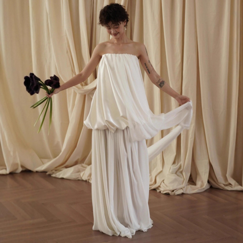 Esküvői ruha A-vonalú, magas derekú, ujj nélküli, hosszú szoknyával – poliészter 70–80%.