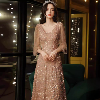 Bálba szóló estélyi ruha bojtokkal és strasszokkal, A-vonalú siluett, mély V-nyak, magas derék, hosszú ruha