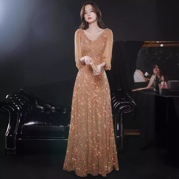 Bálba szóló estélyi ruha bojtokkal és strasszokkal, A-vonalú siluett, mély V-nyak, magas derék, hosszú ruha