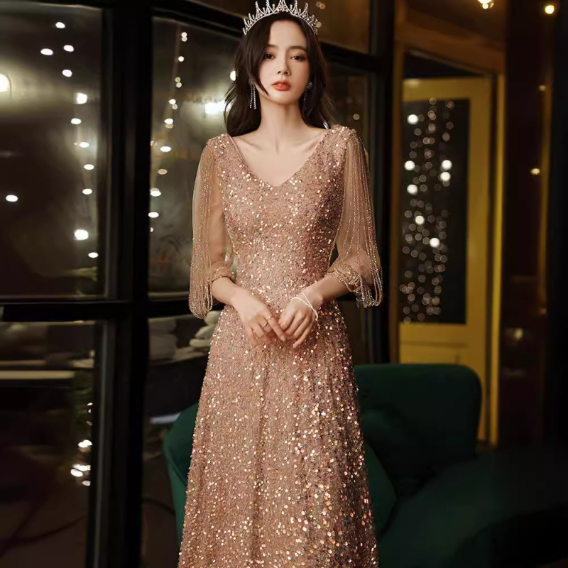 Bálba szóló estélyi ruha bojtokkal és strasszokkal, A-vonalú siluett, mély V-nyak, magas derék, hosszú ruha