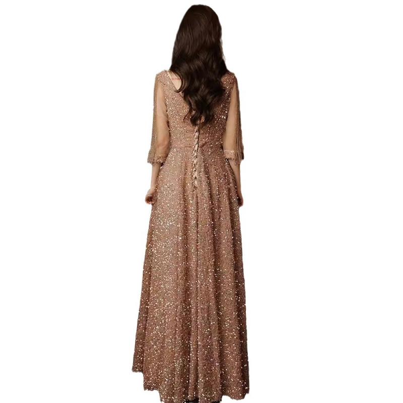 Bálba szóló estélyi ruha bojtokkal és strasszokkal, A-vonalú siluett, mély V-nyak, magas derék, hosszú ruha