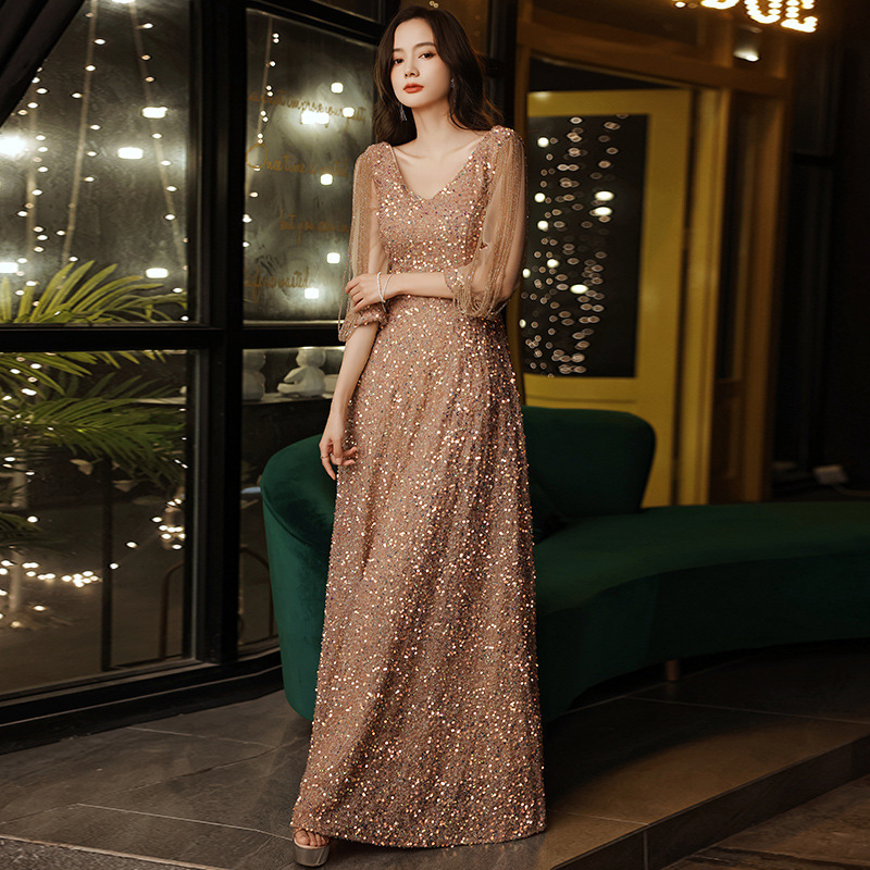 Bálba szóló estélyi ruha bojtokkal és strasszokkal, A-vonalú siluett, mély V-nyak, magas derék, hosszú ruha