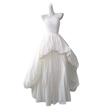 Rochie de mireasă în stil franțuzesc, fără bretele, plisată, croială A-line, lungă, talie înaltă