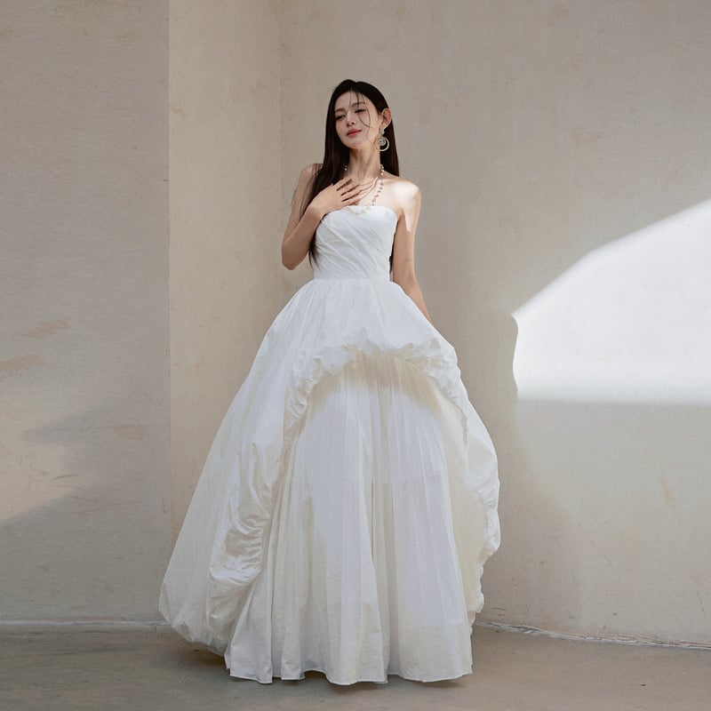 Rochie de mireasă în stil franțuzesc, fără bretele, plisată, croială A-line, lungă, talie înaltă