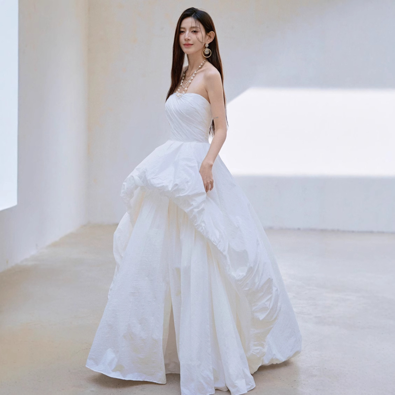 Rochie de mireasă în stil franțuzesc, fără bretele, plisată, croială A-line, lungă, talie înaltă