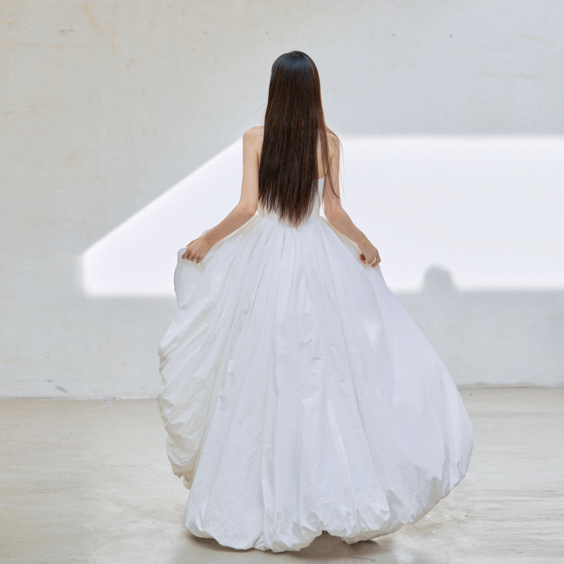 Rochie de mireasă în stil franțuzesc, fără bretele, plisată, croială A-line, lungă, talie înaltă