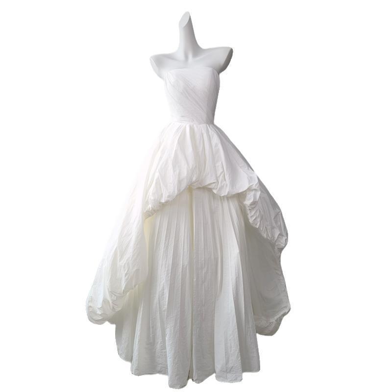 Rochie de mireasă în stil franțuzesc, fără bretele, plisată, croială A-line, lungă, talie înaltă