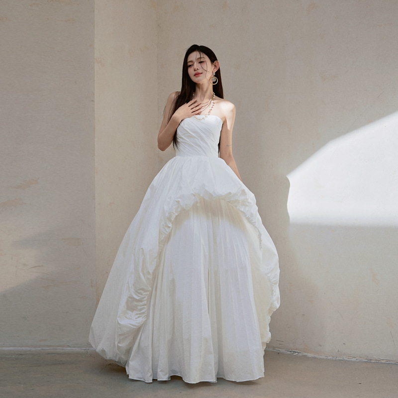 Rochie de mireasă în stil franțuzesc, fără bretele, plisată, croială A-line, lungă, talie înaltă