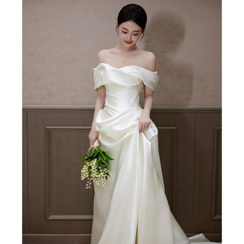 Egyvállas menyasszonyi ruha (A-vonalú sziluett, hosszú ruha, 3/4-es ujj, középső derekú)