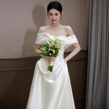 Egyvállas menyasszonyi ruha (A-vonalú sziluett, hosszú ruha, 3/4-es ujj, középső derekú)