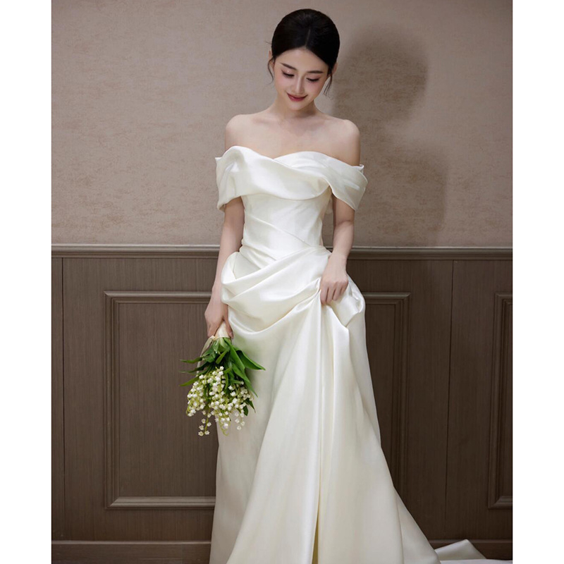 Egyvállas menyasszonyi ruha (A-vonalú sziluett, hosszú ruha, 3/4-es ujj, középső derekú)