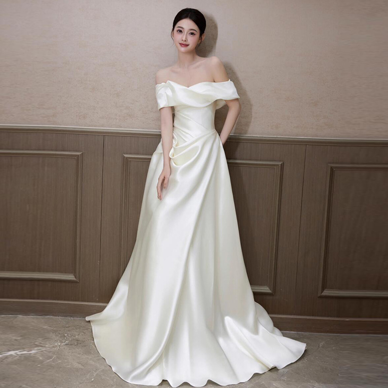 Egyvállas menyasszonyi ruha (A-vonalú sziluett, hosszú ruha, 3/4-es ujj, középső derekú)