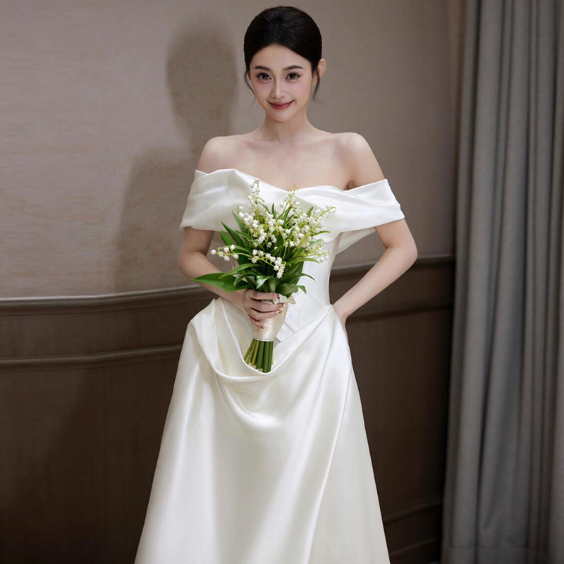 Egyvállas menyasszonyi ruha (A-vonalú sziluett, hosszú ruha, 3/4-es ujj, középső derekú)