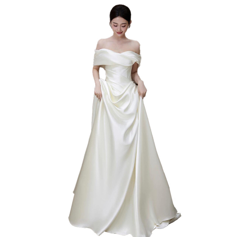 Egyvállas menyasszonyi ruha (A-vonalú sziluett, hosszú ruha, 3/4-es ujj, középső derekú)