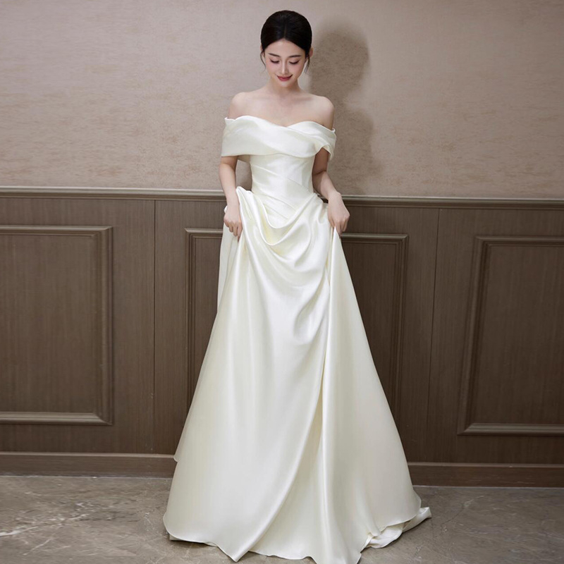 Egyvállas menyasszonyi ruha (A-vonalú sziluett, hosszú ruha, 3/4-es ujj, középső derekú)