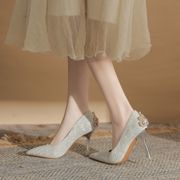 Francia-stílusú esküvői magassarkú cipő, hegyes orrú, 6–8 cm sarkú, Grate felsőrész, gumitalp