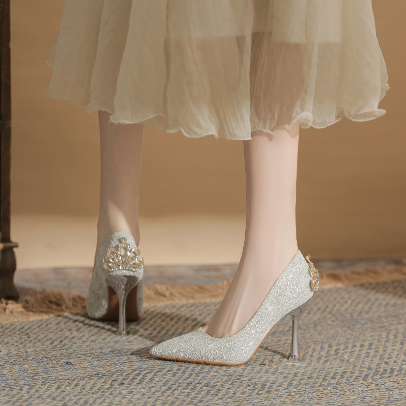 Francia-stílusú esküvői magassarkú cipő, hegyes orrú, 6–8 cm sarkú, Grate felsőrész, gumitalp