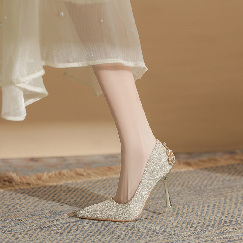 Francia-stílusú esküvői magassarkú cipő, hegyes orrú, 6–8 cm sarkú, Grate felsőrész, gumitalp
