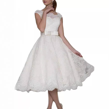 Дантелена сватбена рокля, висока талия, дълбоко V-образно деколте, без ръкави