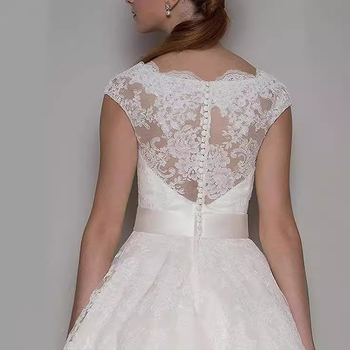 Дантелена сватбена рокля, висока талия, дълбоко V-образно деколте, без ръкави