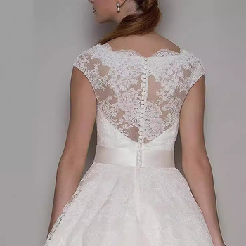 Дантелена сватбена рокля, висока талия, дълбоко V-образно деколте, без ръкави