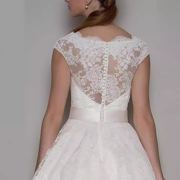 Дантелена сватбена рокля, висока талия, дълбоко V-образно деколте, без ръкави