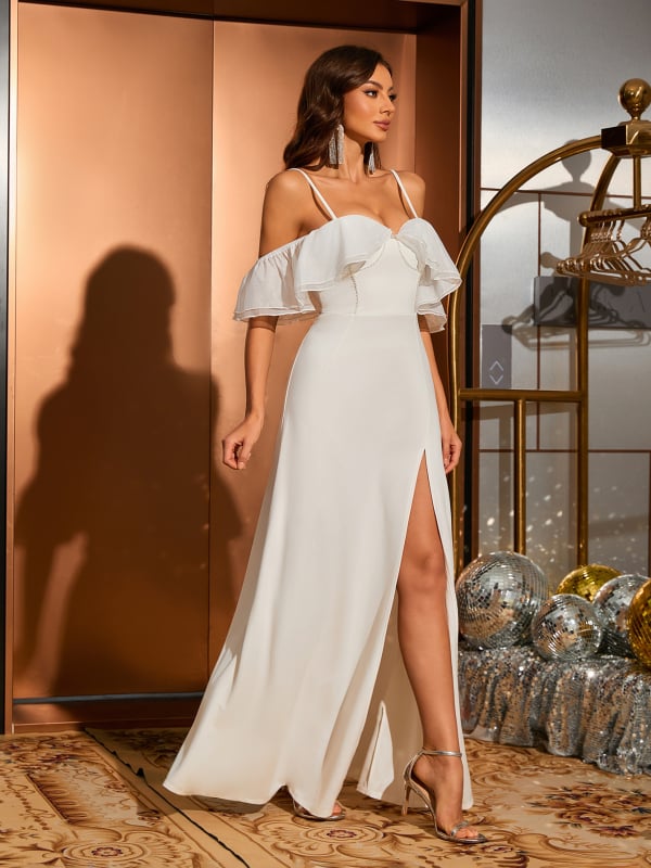 Hosszú estélyi ruha chiffonból, egyvállas nyakkivágás, magas derekú, rövid ujjú, egyszínű poliészter anyag 95%+.