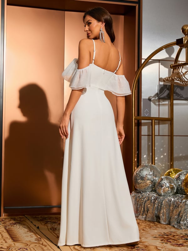 Hosszú estélyi ruha chiffonból, egyvállas nyakkivágás, magas derekú, rövid ujjú, egyszínű poliészter anyag 95%+.