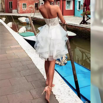 Νυφική δαντελένια τουαλέτα με ψηλή μέση, βαθύ V-ντεκολτέ, πριγκιπικά μανίκια