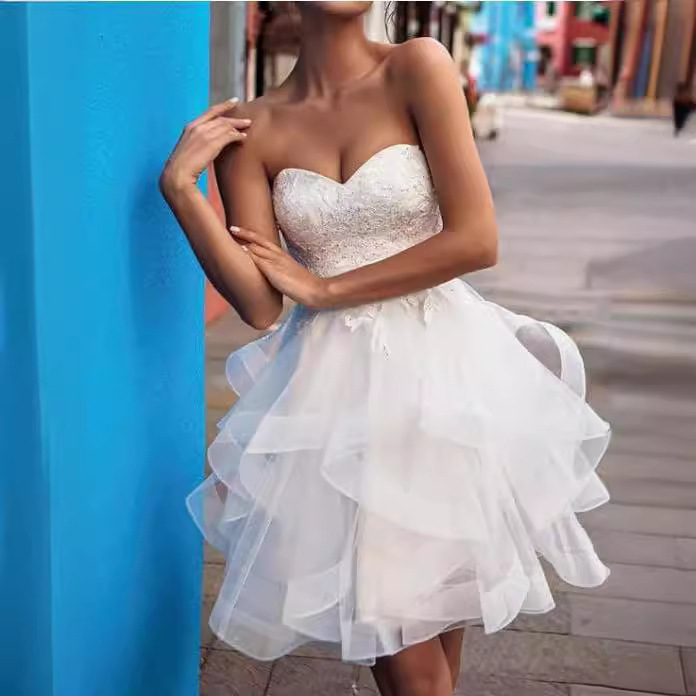 Νυφική δαντελένια τουαλέτα με ψηλή μέση, βαθύ V-ντεκολτέ, πριγκιπικά μανίκια