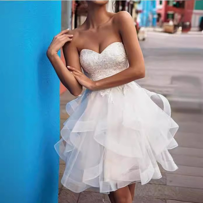 Νυφική δαντελένια τουαλέτα με ψηλή μέση, βαθύ V-ντεκολτέ, πριγκιπικά μανίκια