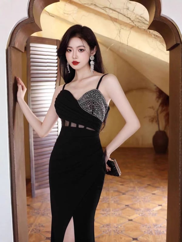 Elegáns ujjatlan ruha V-dekoltázsú, hosszú szabású, magas derékkal, áttört dizájnnal esküvőkön és céges rendezvényeken