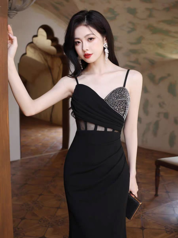 Elegáns ujjatlan ruha V-dekoltázsú, hosszú szabású, magas derékkal, áttört dizájnnal esküvőkön és céges rendezvényeken