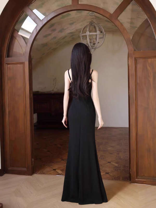 Elegáns ujjatlan ruha V-dekoltázsú, hosszú szabású, magas derékkal, áttört dizájnnal esküvőkön és céges rendezvényeken