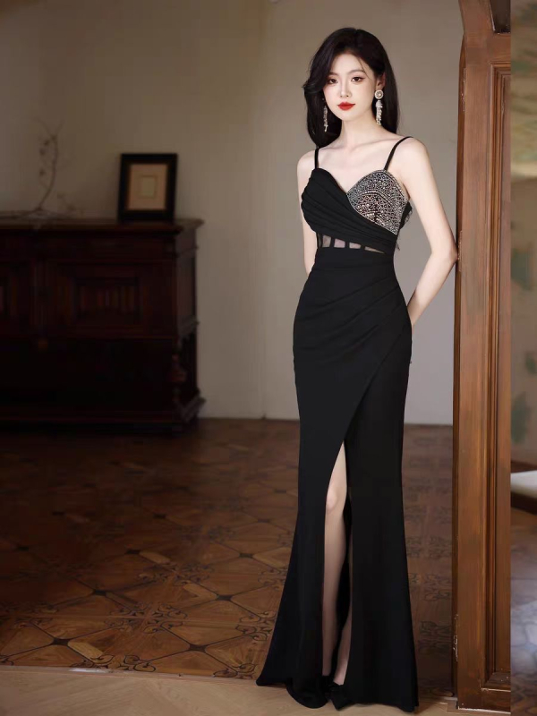 Elegáns ujjatlan ruha V-dekoltázsú, hosszú szabású, magas derékkal, áttört dizájnnal esküvőkön és céges rendezvényeken