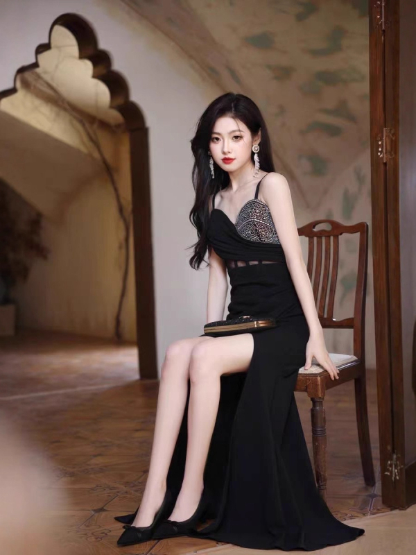 Elegáns ujjatlan ruha V-dekoltázsú, hosszú szabású, magas derékkal, áttört dizájnnal esküvőkön és céges rendezvényeken