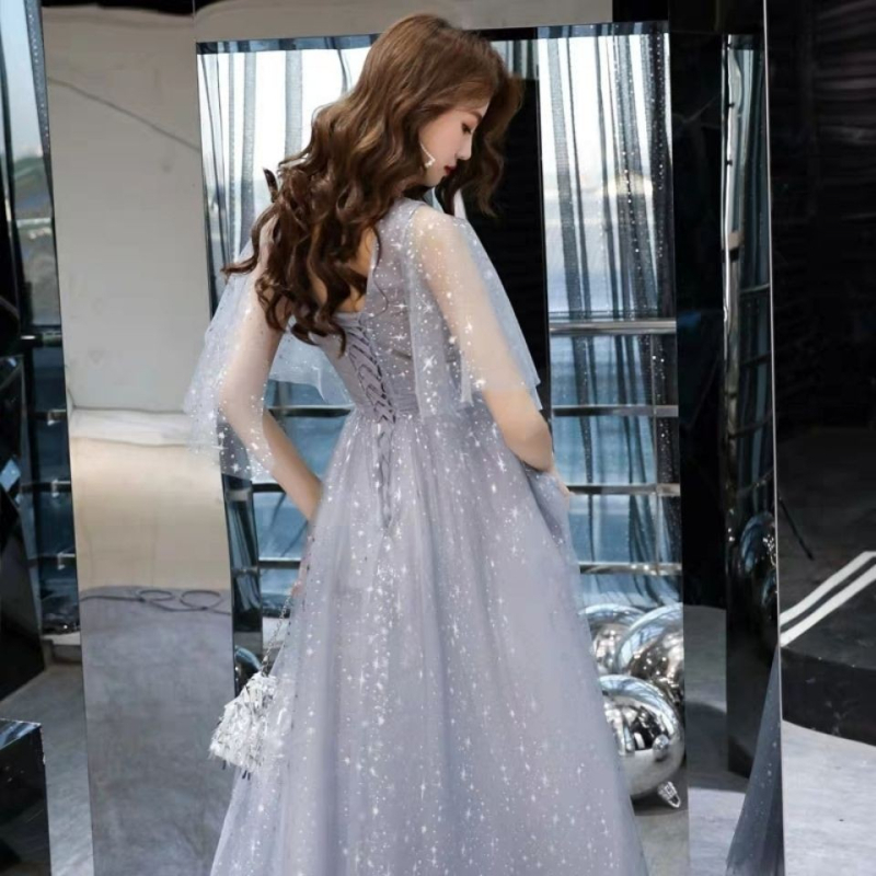 Koszorúslányoknak szóló estélyi ruha, mély V-nyakkal, Feifei ujjakkal, hosszú szoknyával, anyag acetát-poliészter keverék