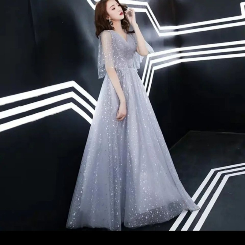 Koszorúslányoknak szóló estélyi ruha, mély V-nyakkal, Feifei ujjakkal, hosszú szoknyával, anyag acetát-poliészter keverék