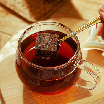 Līgavām paredzēti cukura trīstes suvenīri – grezni un praktiski kāzu suvenīri; iepakojums: kartons; materiāls: papīra kastīte; nav importēts; piemēroti kāzām