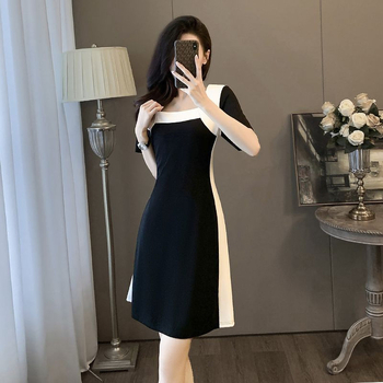 Plus-size haljina A-kroja s crno-bijelim panel dizajnom inspiriranim Francuskom, kvadratni izrez, kratki rukavi, visok struk, ljetni stil