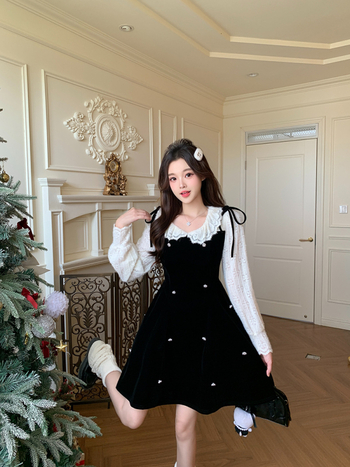 Elegáns velúr ruha kettő rész hatású illúzióval, hosszú ujjú, csipkés gallér, A-vonalú középméretű szoknya, 70–80% poliészter