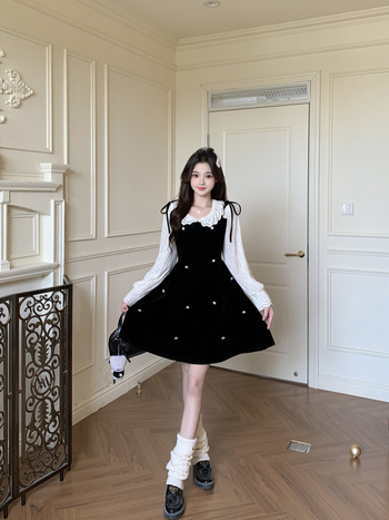 Elegáns velúr ruha kettő rész hatású illúzióval, hosszú ujjú, csipkés gallér, A-vonalú középméretű szoknya, 70–80% poliészter