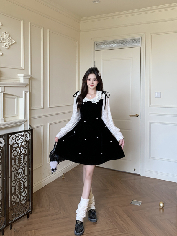 Elegáns velúr ruha kettő rész hatású illúzióval, hosszú ujjú, csipkés gallér, A-vonalú középméretű szoknya, 70–80% poliészter