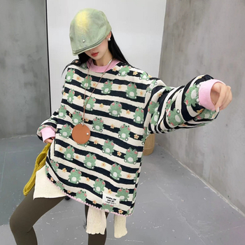 Ženski fleece džemper, ležernog kroja, okrugli ovratnik, dugi rukavi, all-over crtani print, korejsko-japanski casual zimski stil.