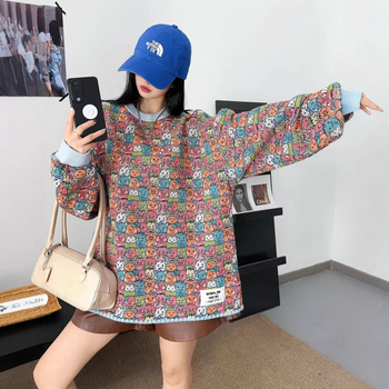 Ženski fleece džemper, ležernog kroja, okrugli ovratnik, dugi rukavi, all-over crtani print, korejsko-japanski casual zimski stil.