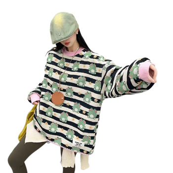 Ženski fleece džemper, ležernog kroja, okrugli ovratnik, dugi rukavi, all-over crtani print, korejsko-japanski casual zimski stil.