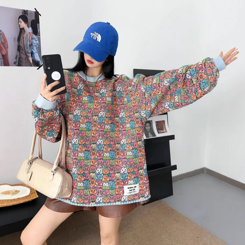 Ženski fleece džemper, ležernog kroja, okrugli ovratnik, dugi rukavi, all-over crtani print, korejsko-japanski casual zimski stil.