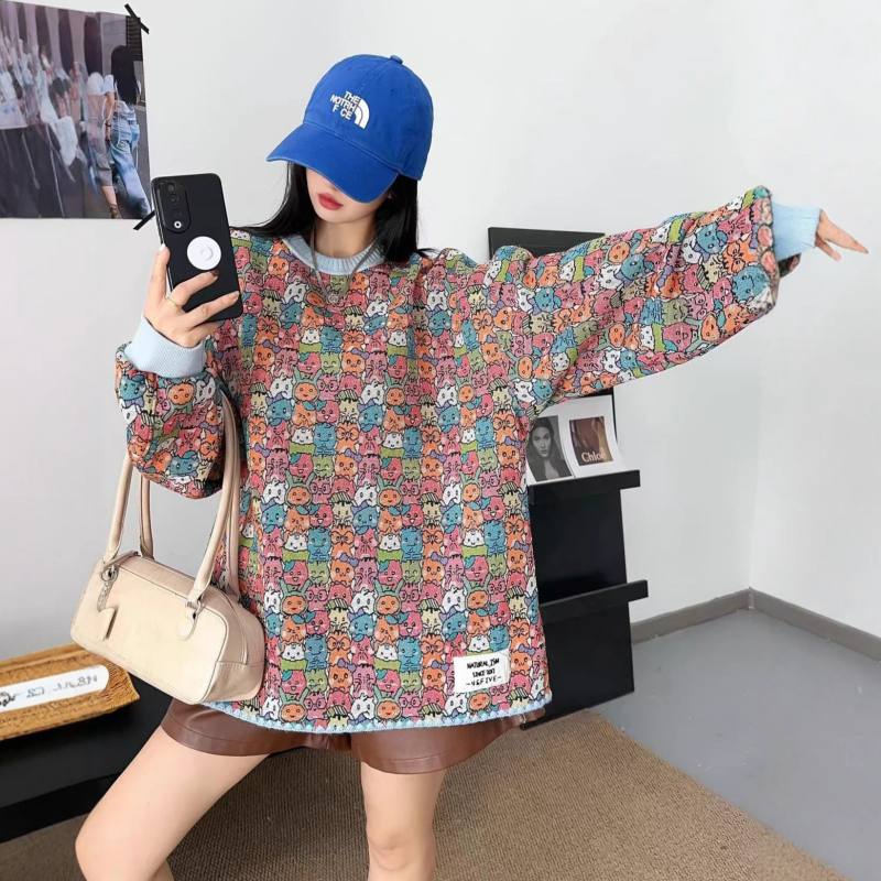 Ženski fleece džemper, ležernog kroja, okrugli ovratnik, dugi rukavi, all-over crtani print, korejsko-japanski casual zimski stil.