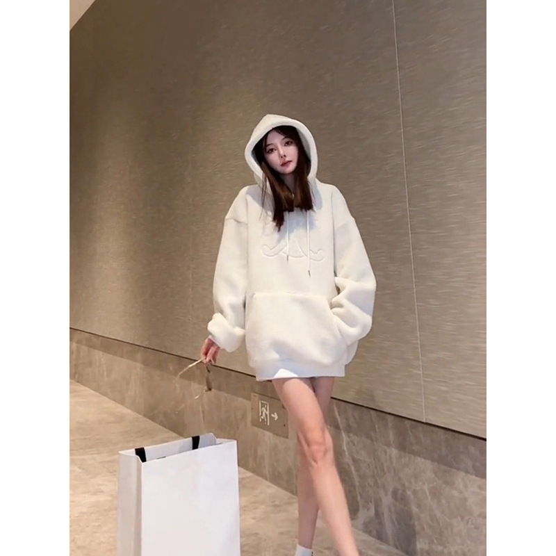 Ženski pulover s kapuljom, ležernog kroja, srednje duljine, debeli flis unutarnje postave i izšivka