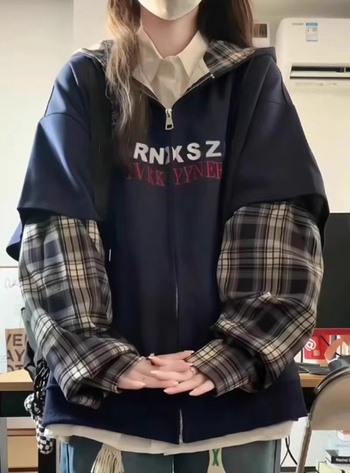Korejskog stila hoodie džemper s kariranim šavom, lažni dvodjelni dizajn, široka silueta, srednja duljina, poliester
